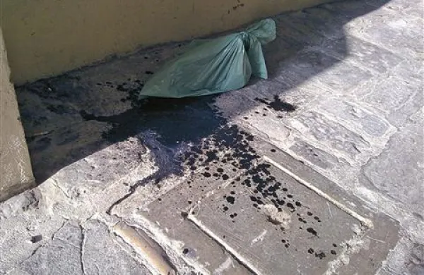 Pod velbom v Gregorčičevi ulici v Piranu so pred kratkim opazili  večji oljni madež, ki ga je nekdo izpustil iz motornega kolesa 