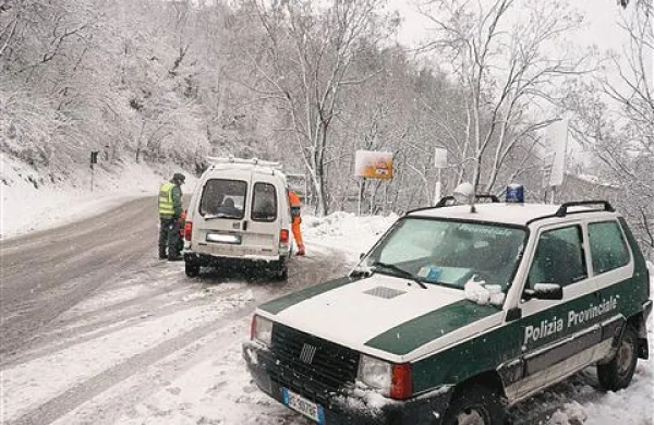 Na Tržaškem in Goriškem bo zimska oprema obvezna šele prihodnji teden, saj cestna signalizacija ob napovedanem datumu (15. novembru) ni bila postavljena. Po novem na obalni cesti zimska oprema ne bo potrebna.
