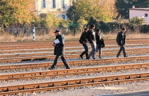 Dijakom (in drugim) nameravajo zagotoviti bolj varno prečkanje tirov. Kdaj, je drugo vprašanje. 