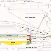 Podhod do mesta (modra črta) so začrtali proti Prvomajski. Občina bi ga raje usmerila poševno, proti Erjavčevi