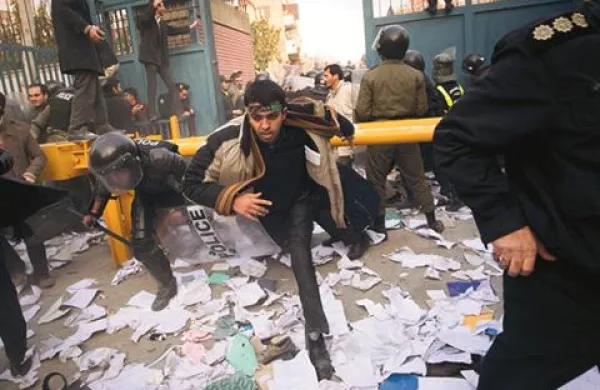 Iranski &scaron;tudentje so vdrli v britansko veleposlani&scaron;tvo