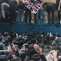 Iranski &scaron;tudentje so vdrli v britansko veleposlani&scaron;tvo