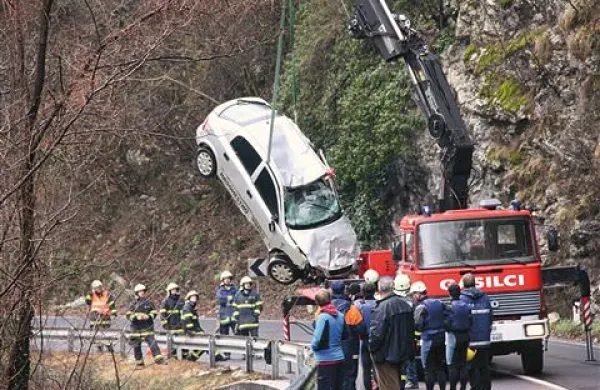 Dan po nesreči marca letos pri Turškem križu so potapljači, gasilci in člani GRS Tolmin iz Soče potegnili opel astro
