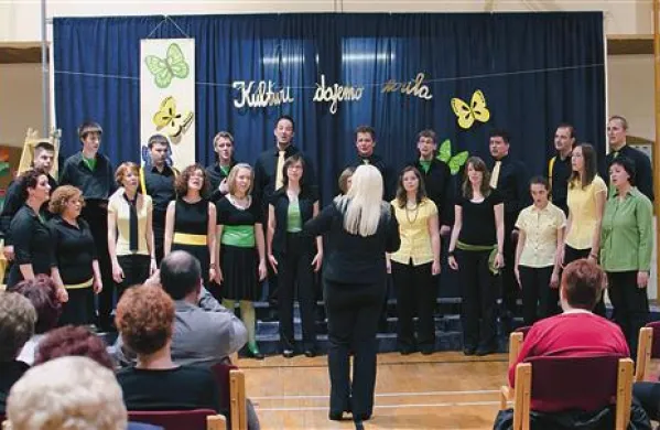 Mešani pevski zbor Tabor Kalc 1869 na nastopu Kulturi dajemo krila  