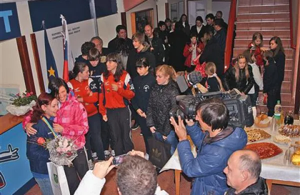 Lucija Mlinarič se je kmalu po prihodu znašla v objemu kondicijske trenerke Nives Černe