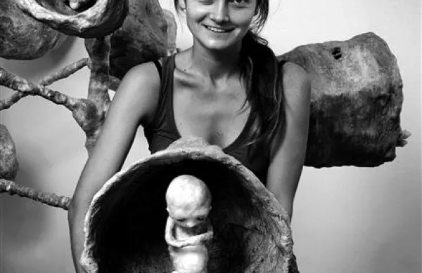Ana Kranjc ob svojih skulpturah iz voska 