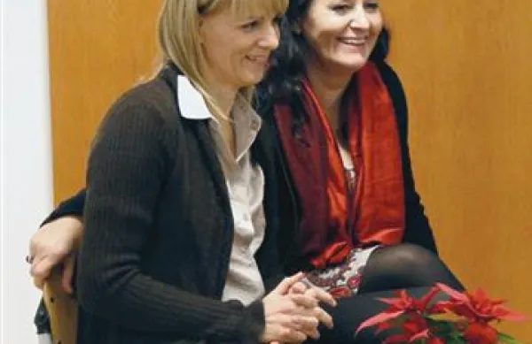 Avtorica Irena Žerjal (levo) in Amanda Mlakar iz založbe Lepa beseda