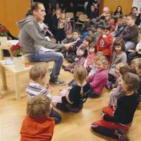 Pravljico je številnemu otroškemu občinstvu prebral igralec in televizijski voditelj Vid Valič