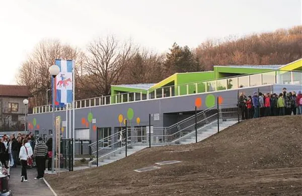 Odprtje vrtca je včeraj pritegnilo veliko število občanov, ki so si želeli ogledati prve krake nove Vetrnice