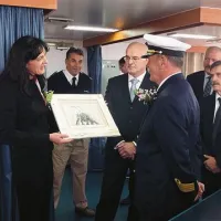 Grafiko Zvesta Appolonia, ki jo je botra Duška Žitko podarila Portorožu, je prevzel njen poveljnik Miroslav Koželj; ob njem je predsednik uprave Egon Bandelj, za njim sta še Darko Perc in Franc Rozina    