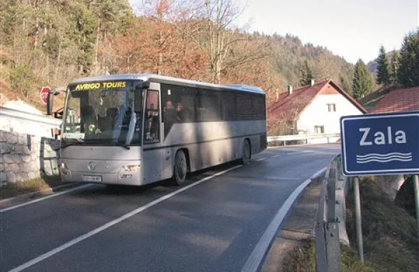 Kdaj bodo avtobusi med Godovičem in Idrijo ponovno ustavljali, ne ve nihče, očitno pa ne še tako kmalu. Nevarnost pa se bo za pešce, ki so primorani pešačiti ob cesti, predvsem ker prihaja zima in z njo sneg, še povečala. 