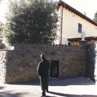Že dopoldne so bili preiskovalci NPU-ja pred Pavčkovo portoroško vilo 