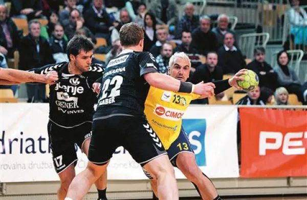 Goraz Škof je zaklenil vrata, Milorad Krivokapić ( z žogo) pa je polnil velenjsko mrežo