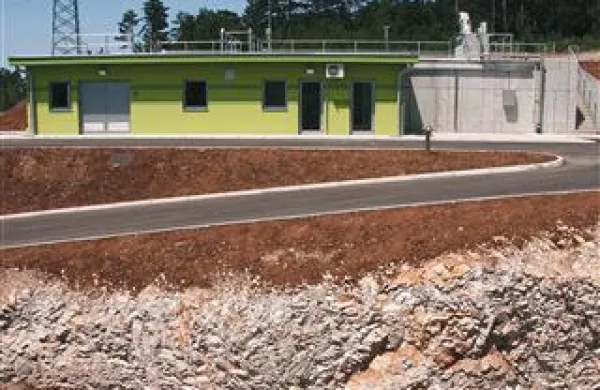 Zadnja čistilna naprava v kraško-brkinskih občinah je zrasla na Kozini. Stala je približno 700.000 evrov, prečiščevala bo lahko odpadne vode 2000 populacijskih enot.