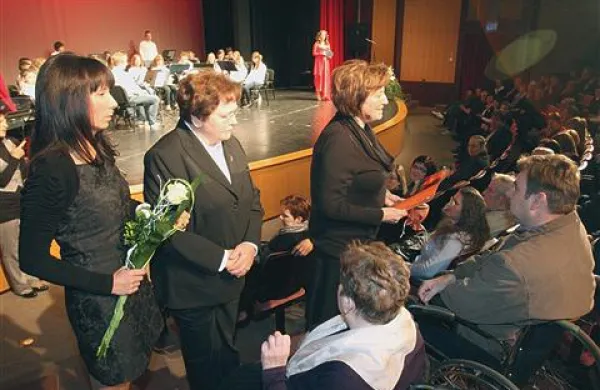 Mateju Blatniku sta donacijo izročili Vida Mesar (desno)  in Valerija Macarol (v sredini)