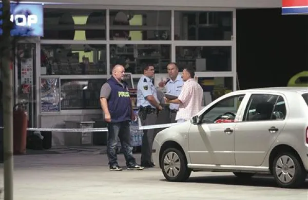 Izolski policisti so v zvezi s septembrskim ropom bencinskega servisa pri Izoli v torek odvzeli prostost 18-letnemu Izolanu