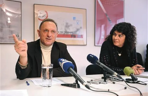 Darko Repenšek in Katjuša Popovič sta opozorila na Nizozemca, ki pred ljubljanskimi srednjimi šolami v svojo mrežo vabi najstnice, ki bi lahko postale žrtve trgovine z ljudmi