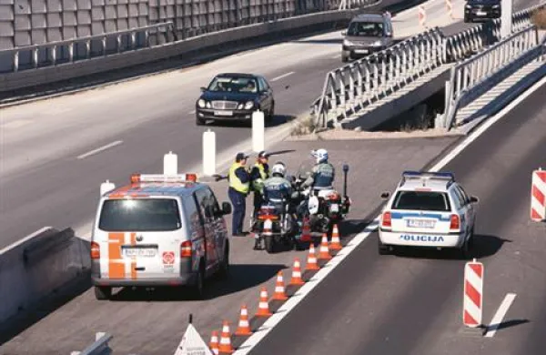 Danes je stekla prodaja vinjet za leto 2012, ki so svetlo zelene barve