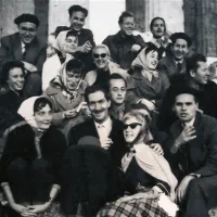 Dušan Pirjevec, obdan s kolegicami in kolegi komparativisti, ob izteku študijskega bivanja v Grčiji leta 1958