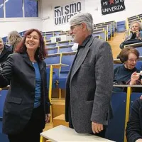 Urednica zbornika Seta Knop sprejema goste simpozija na spet osvobojeni Filozofski fakulteti 