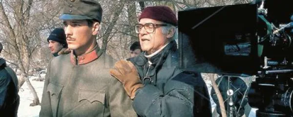 Režiser Franco Giraldi in igralec Raul Bova med  snemanjem filma Meja 