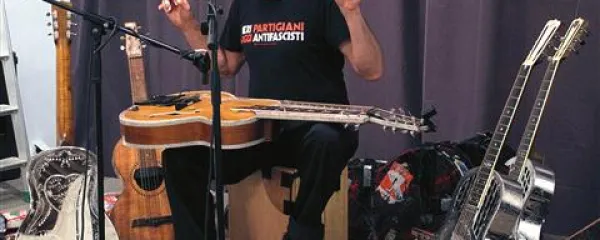 Bob Brozman med tonsko vajo v dvorani  Skupnosti Italijanov Koper 