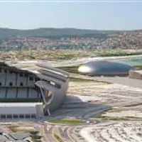 Španski arhitekti so predlagali, da bi bilo s prostorskega vidika precej  bolje, če bi skoraj 160 metrov visoko spiralasto stolpnico umestili na valobran pred Žusterno  
