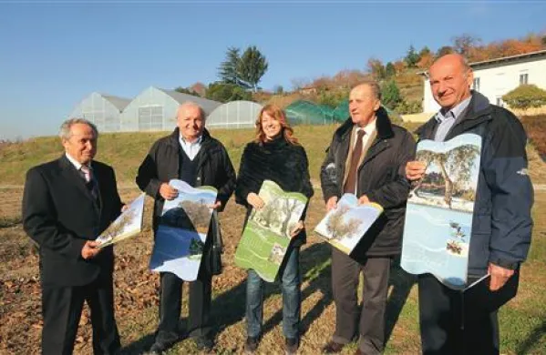 Oljkarsko sezono in oljkarski koledar 2012 so v Šempetru predstavili (z leve): Elizej Prinčič, Dino Pucer, Barbara Miklavčič Velikonja, Vlado Uršič in Peter Deržek.
