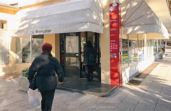 Trgovino na Erjavčevi v Novi Gorici je oropal zamaskiran neznanec