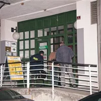 Policisti in kriminalisti so omejili dostop do stavbe v Postojni, kjer se je zgodil rop