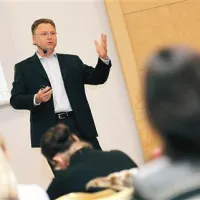 Aktivno članstvo v uglednih svetovnih finančnih združenjih dr. Peterlinu omogoča prenos najboljše prakse poslovnih financ tudi med primorske podjetnike