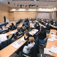 Pogled na polno veliko dvorano kongresnega centra hotelov LifeClass