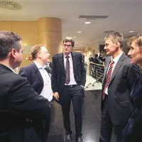 Med odmori je čas za sproščeno druženje. Drugi z desne je Aleksander Vozel, član uprave banke Celje.