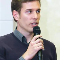 Mag. Janez Aljančič: “Eden od poskusov je bil, da so rastlini odrezali list in ga zdravili z različnimi energijskimi tehnikami. Merili so, koliko časa list ostane zelene barve. Z drugimi tehnikami so ga zmogli pri življenju obdržati največ sedem dni, pri obsevanju s ponovno povezavo pa se je ta čas podaljšal na 90 dni. Razlika je  bistvena.”
