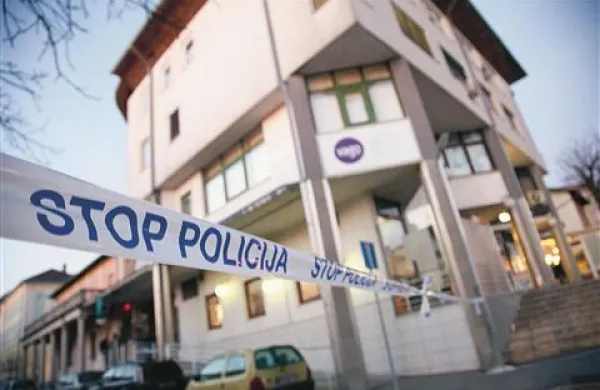 Tri ure po ropu v Postojni so policisti že nataknili lisice osumljenima