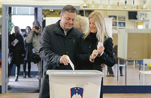 Zoran Janković je s soprogo Mijo glas oddal na volišču na Dolenjski cesti v Ljubljani
