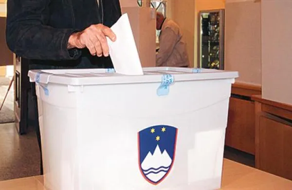Do 16. ure je volila skoraj polovica upravičencev