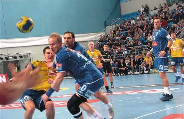 Sebastian Skube je bil deležen čvrstih prijemov poljske obrambe 