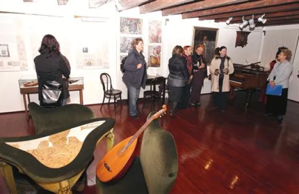 V drugem nadstropju koprskega muzeja sta dve novi sobi namenjeni nekdanjemu glasbenemu življenju