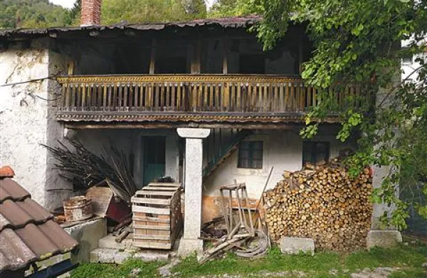 Domačija pri  Cendolu pripoveduje zgodbo o slovensko beneškem stavbarstvu. Dedič obljublja obnovo.