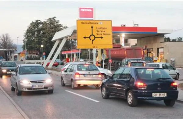 Natrpana cesta in gneča na črpalki vse bolj motita sosede, ki Petrol prosijo vsaj za zaščitno  ograjo. A za zdaj brez uspeha.