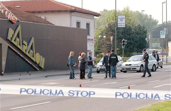 Leta 2006 so streli pred lokalom Faraon pokosili Igorja Schwarza, ki je od tedaj  invalid