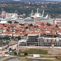 Gradnja poslovno-bazenskega in hotelskega kompleksa sredi Bonifike se je zavlekla zaradi poslovnih težav, v katere je zašlo  podjetje Primorje, ki je bdelo nad tem  projektom 