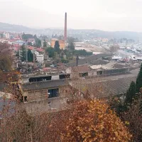 Dvorišče nekdanje Male opreme je še eno v vrsti neurejenih območij v bližini morja. Nedaleč je Argolina, ki ostaja nepozidana, čeprav so  nekdanjo tovarno že zdavnaj porušili.  