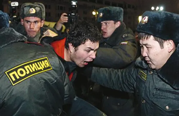 Iz Moskve in Sankt Peterburga so v nedeljo poročali tudi o aretacijah približno 170 privržencev opozicije, ki so se zbrali na protestih proti volitvam