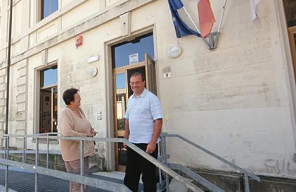 Desničarski skrajneži so zmotili zgodovinski posvet v Špetru. Fotografija je simbolična.