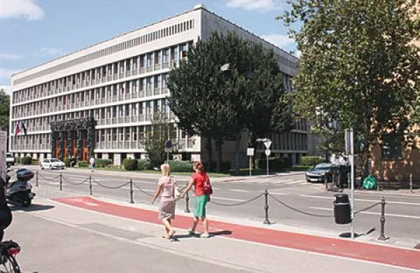 V prihodnjem mandatu bo v parlamentu sedelo 28 žensk, povprečna starost poslancev pa je 51 let  
