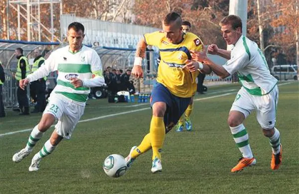 Luka Koper (v rumeno-modrem dresu) in Olimpija sta največji razočaranji prvega dela nogometne sezone 