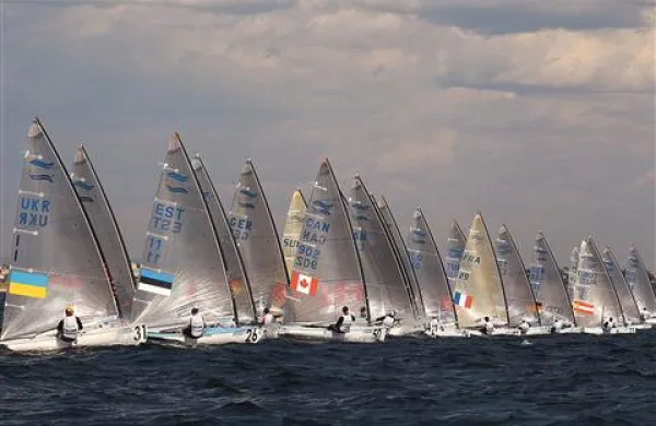 Start prvega plova modre skupine v razredu finn, v kateri tekmuje tudi Vasilij Žbogar (v sredini, delno zakrit)