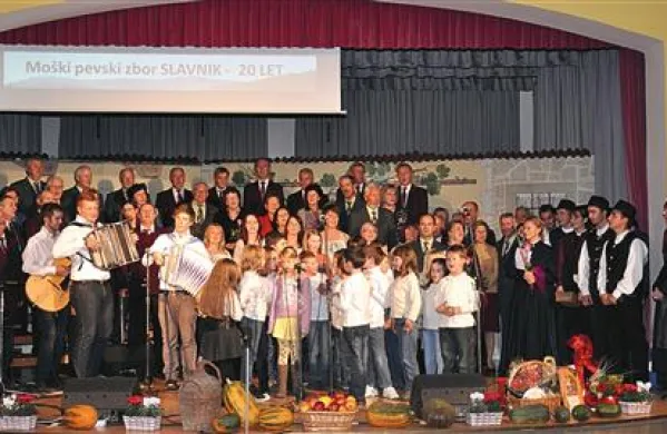 MoPZ Slavnik so se ob jubileju  pridružili otroški pevski zbor hrpeljske šole,  mezzosopranistka Janja Konestabo, Folklorna skupina Brkini, MoPZ Lopar, ženska klapa Rožice, Lisjaki in voditeljica Ester Mihalič